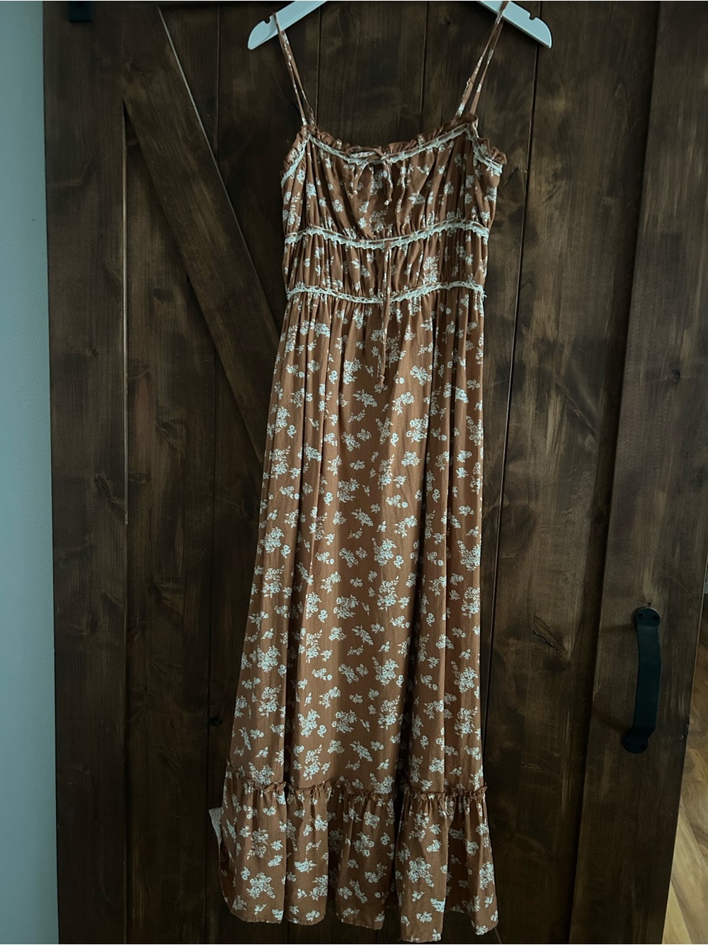 Sincerely, Jules spaghetti-Strap Floral Midi Dress in Brown